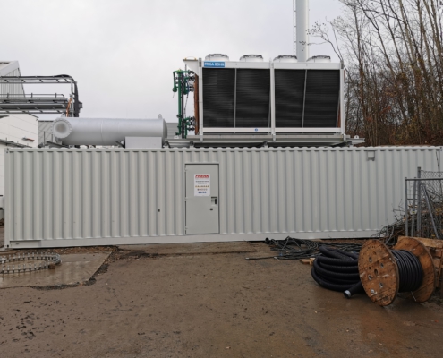 Batteriespeicher (600 kW, 700 kWh), 2 BHKW (je 550 kW el.) sowie ein Dieselaggregat (1.200 kW) in Containerbauweise