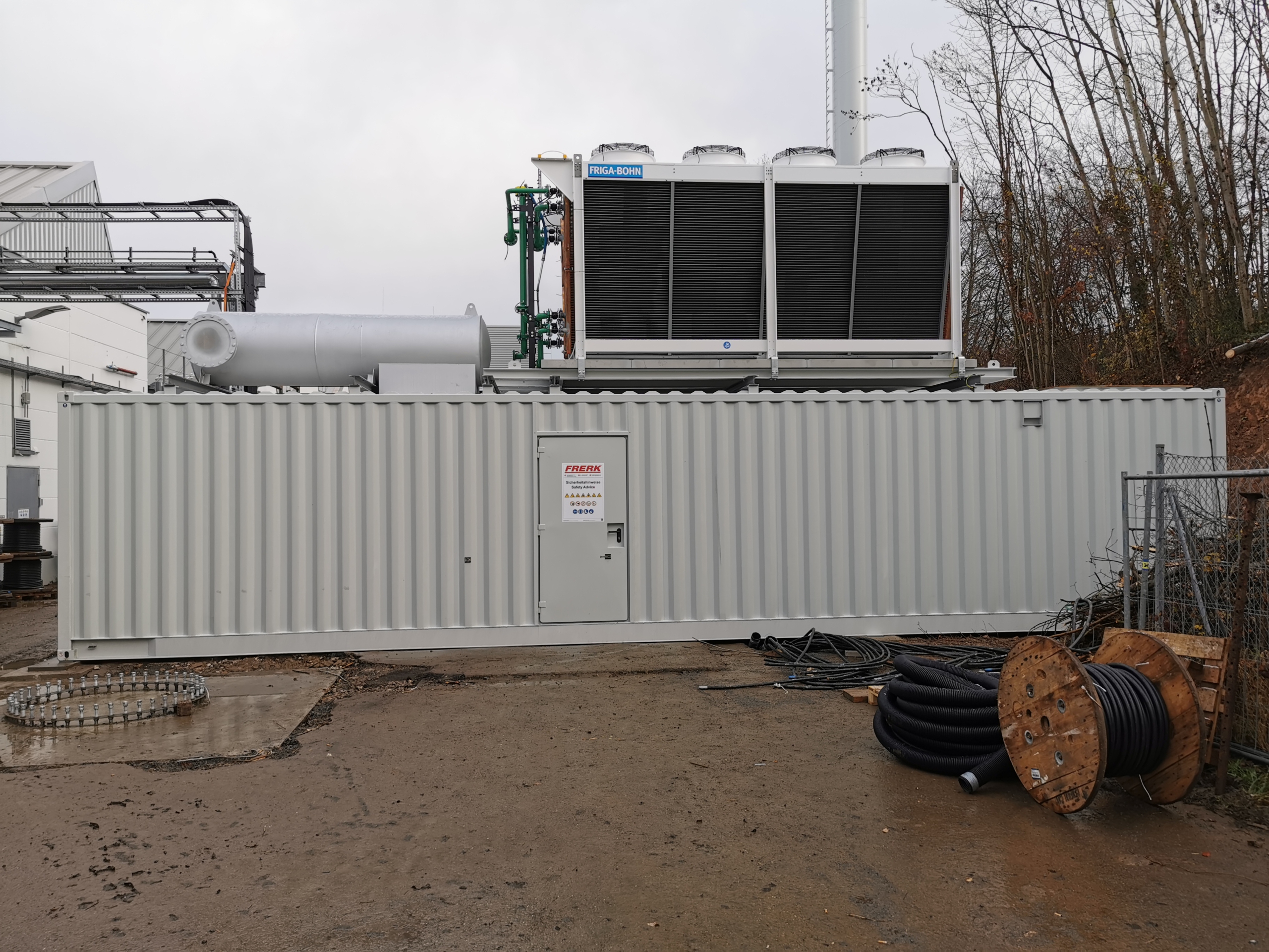 SIMA_Neuenstein Batteriespeicher (600 kW, 700 kWh), 2 BHKW (je 550 kW el.) sowie ein Dieselaggregat (1.200 kW) in Containerbauweise